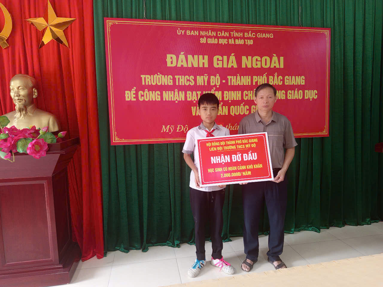 Liên đội Trường THCS Mỹ Độ nhận đỡ đầu học sinh có hoàn cảnh khó khăn năm 2024-2025