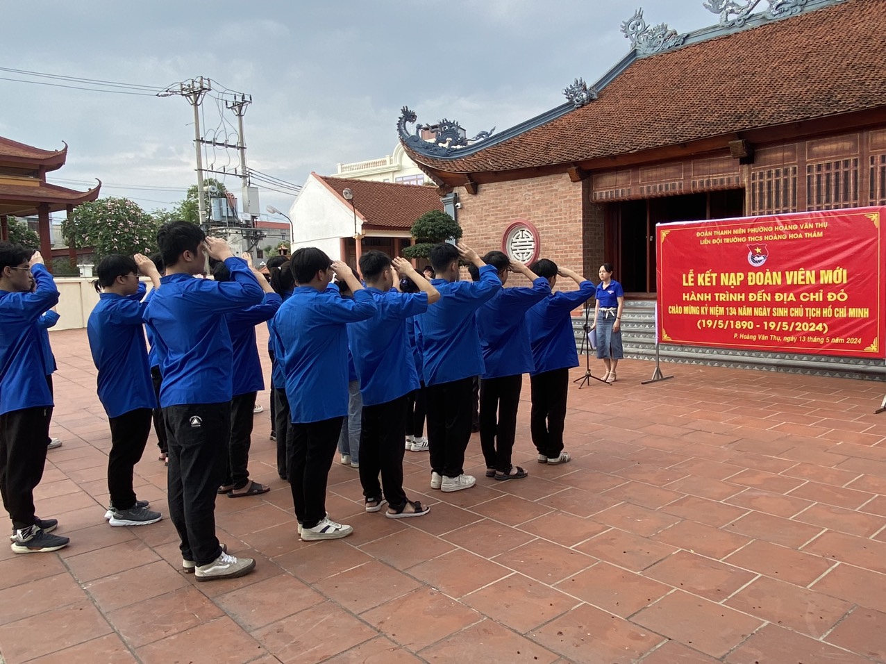 Trường THCS Hoàng Hoa Thám tổ chức Lễ kết nạp đoàn viên mới và hành trình đến địa chỉ đỏ chào mừng kỉ niệm 134 năm ngày sinh nhật chủ tịch Hồ Chí Minh.