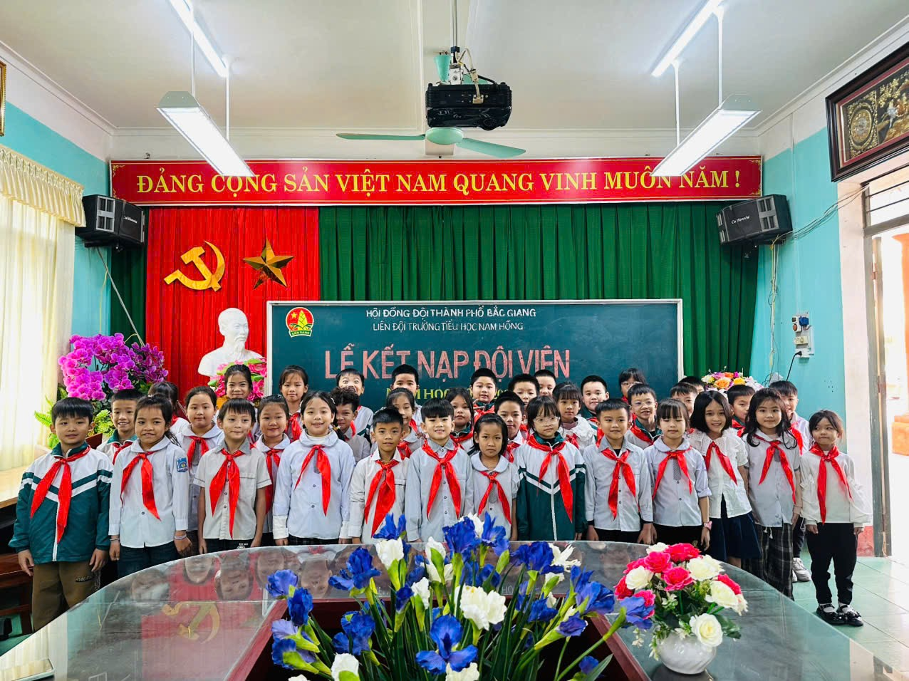 Liên đội Trường Tiểu học Nam Hồng tổ chức kết nạp Đội viên- Niềm tự hào của mỗi sao nhi đồng.