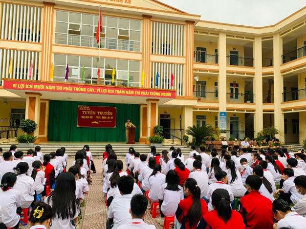 Trường THCS Dĩnh Kế phối hợp với Công an thành phố Bắc Giang, công an phường Dĩnh Kế tổ chức tuyên truyền an toàn giao thông và phòng chống bạo lực, ma tuý học đường