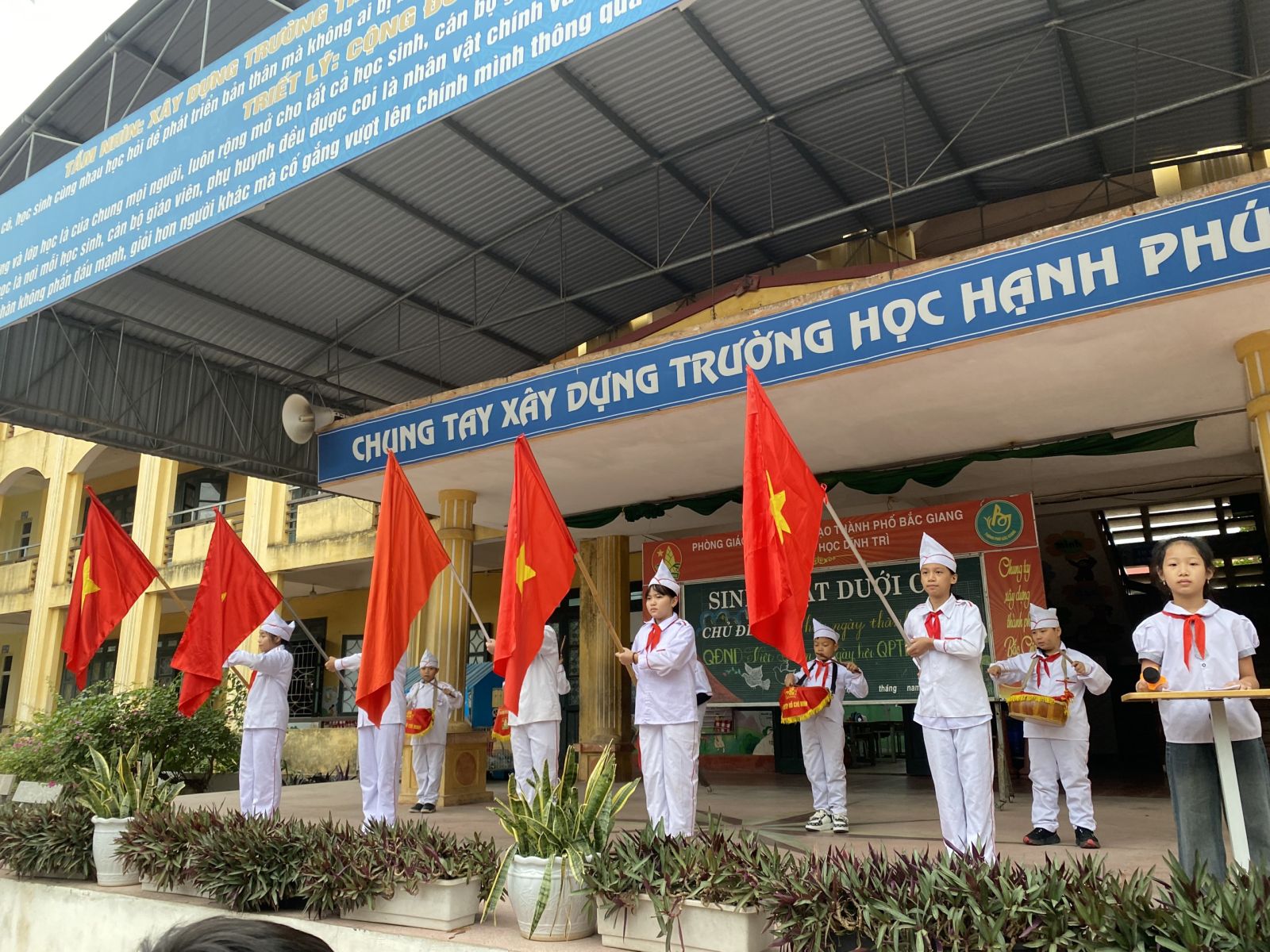 Liên đội Trường Tiểu học Dĩnh Trì tổ chức tiết SHDC với chủ đề “Tìm hiểu ngày thành lập Quân đội nhân dân Việt Nam- Ngày hội Quốc phòng toàn dân 22-12”