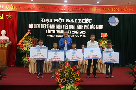 Hội LHTN TP tặng sổ tiết kiệm cho trẻ em có hoàn cảnh khó khăn
