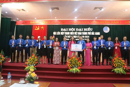 Hội liên hiệp thanh niên thành phố trao tặng thiết bị vui chơi cho thanh thiếu nhi cho địa bàn cơ sởi