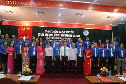 Lãnh đạo HLHTN Tỉnh và lãnh đạo thành phố chụp ảnh kỷ niệm với các anh chị ủy ban Hội LH TN TP khóa V