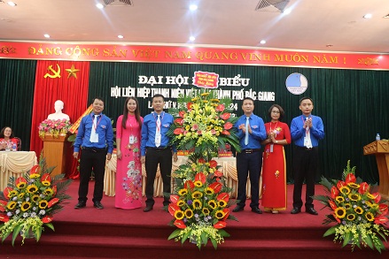 Lãnh đạo Hội LHTN tỉnh tặng hoa chúc mừng ĐH