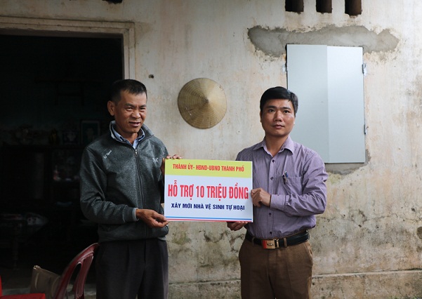 Lãnh đạo UBND phường trao tiền hỗ trợ cho hộ anh Tuấn