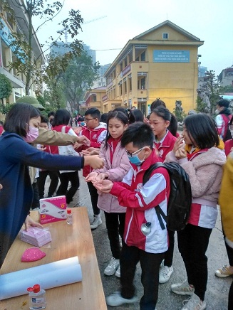 Phát khẩu trang miễn phí cho học sinh không có khẩu trang