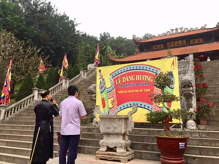Thày Ngọc dâng hương