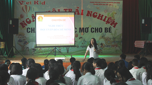 Thạc sĩ Hoàng Thu Hà ủy viên Hội đồng huấn luyện Trung ương Trưởng bộ môn phương pháp Công tác thiếu nhi Học viện TTN Việt Nam trao đội học viên về Nghi thức Đội