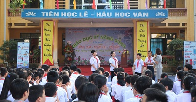 các em học sinh trao đổi cùng diễn giả