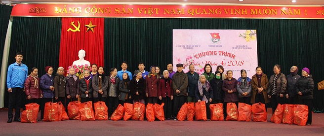hình ảnh1. Trao quà Tết cho các người già đơn thân