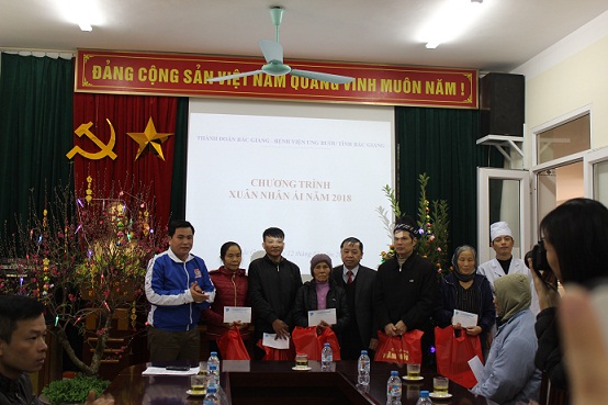 hình ảnh 2. trao tặng quà cho các bệnh nhân ko được về nhà ăn Tết tại bệnh viện Ung bướu tỉnh Bắc Giang