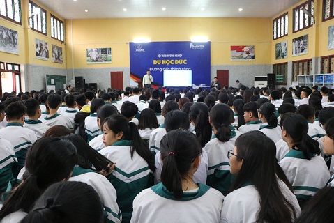 quang cảnh buổi hướng nghiệp tại trường THPT Ngô Sĩ Liên