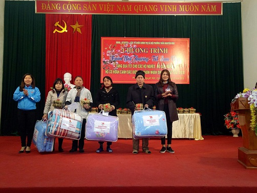 trao quà cho hộ nghèo