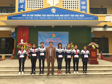 trao thưởng các tập thể có thành tích xuất sắc  n