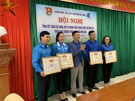 ĐC Phạm Kiều Hưng TUV Bí thư Thành đoàn trao tặng giấy Bằng khen của Tỉnh đoàn cho các tập thể cá nhân xuất sắc trong năm 2019