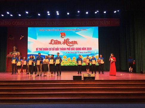 Đc. Nguyễn Thị Liên Phó Bí thư Thành đoàn trào giải nhì cho Đội Sáng tạo