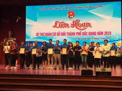 Đc Nguyễn Thị Thu Nga Phó Trưởng BanTCKT  Tỉnh đoàn ĐC Phạm Kiều Hưng Bí thư Thành đoàn trao giải nhất cho đội Tự hào