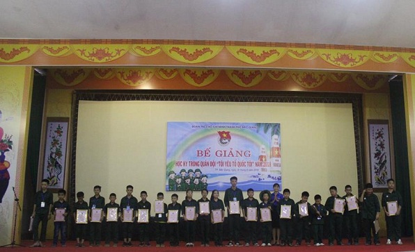 Đc Phạm Thị Thủy trao giấy chứng nhận cho các học viên