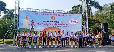 Đc Trần Thị Hà Ủy viên Ban Thường vụ Trưởng Ban Dân vận Thành ủy và các đồng chí lãnh đạo Tỉnh đoàn Thành đoàn trao tặng cờ lưu niệm cho các đơn vị tại Ngày hội thiếu nhi