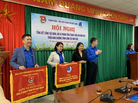 Đc Đào Thị Hường Phó Bí thư Tỉnh đoàn tặng cờ thi đua dẫn đầu công tác Đoàn Hội năm 2019 cho tuổi trẻ thành phố