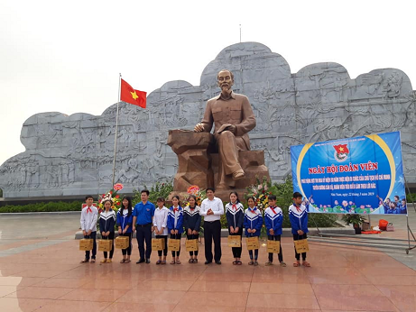 Đoàn khối cơ quan doanh nghiệp thành phố tặng quà cho học sinh có hoàn cảnh khó khăn