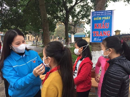 Đoàn phường Thọ xương phat khẩu trang miễn phí cho học sinh trường TH Nam Hồng