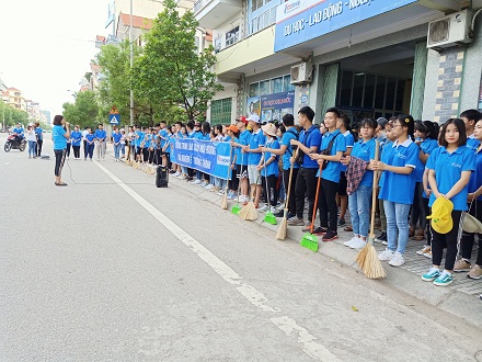 Đoàn viên thanh niên tham gia dọn vệ sinh các tuyến đường trên địa bàn thành phố