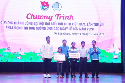 Đại biểu tỉnh thành phố trao sổ tiết kiệm cho học sinh có hoàn cảnh khó khăn