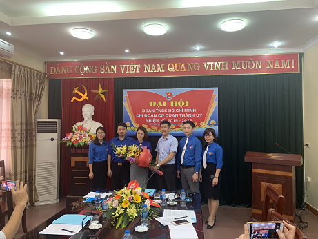 Đồng chí Phạm Kiều Hưng-UVBTV Tỉnh đoàn Bí thư Thành đoàn tặng hoa chúc mừng BCH khóa mới 2019.2022