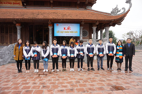 đ.c Vũ Tuấn Anh.Phó Bí thư Thành đoàn trao sổ đoàn cho đoàn viên mới