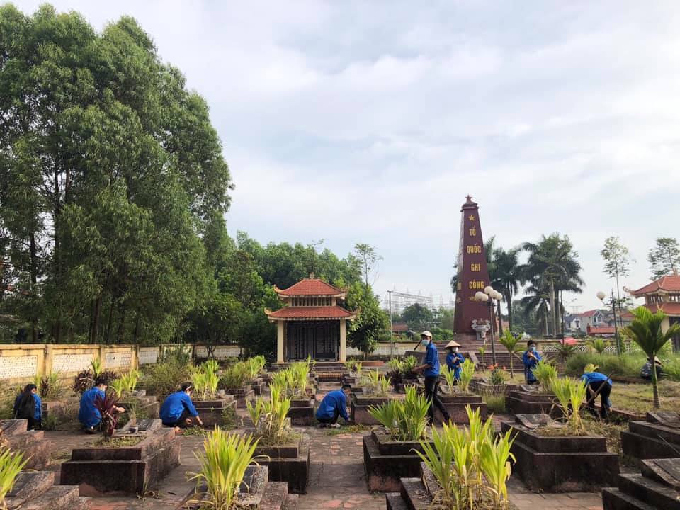 đoàn viên thanh niên xã Dĩnh Trì vệ sinh nghĩa trang liệt sỹ xã