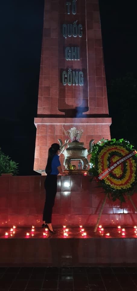 Đồng chí Trần Kim Anh - Phó bí thư Đoàn TN xã thắp hương tưởng nhớ các anh hùng liệt sỹ đêm 26/7/2021