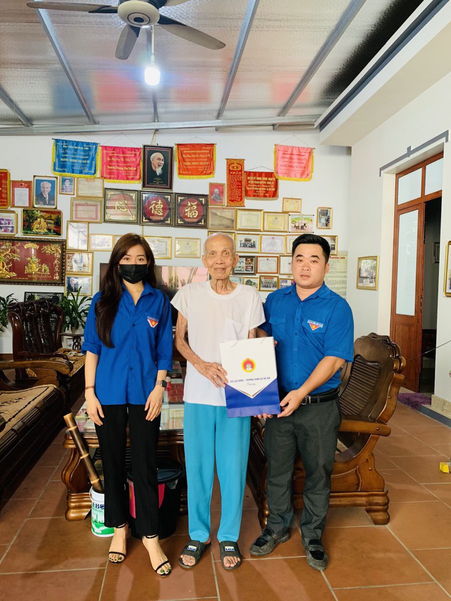 Đoàn phường thăm hỏi, tặng quà cho người có công với cách mạng