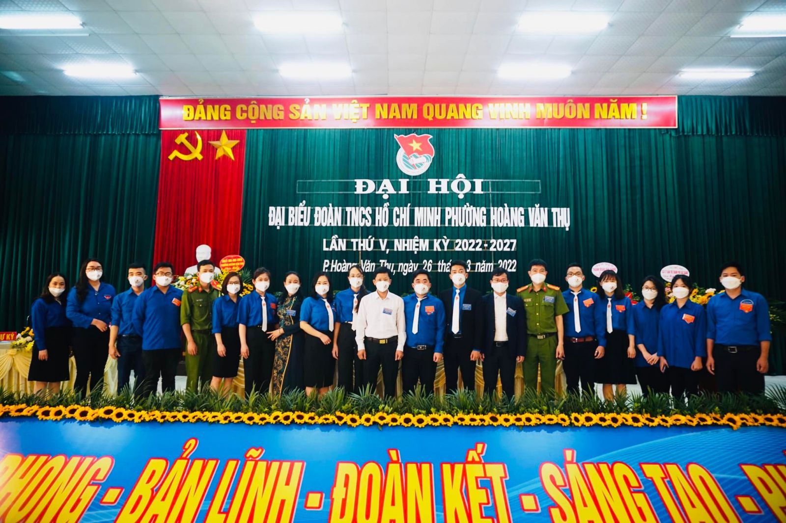 Đại biểu chụp ảnh lưu niệm cùng Ban Chấp hành khóa mới