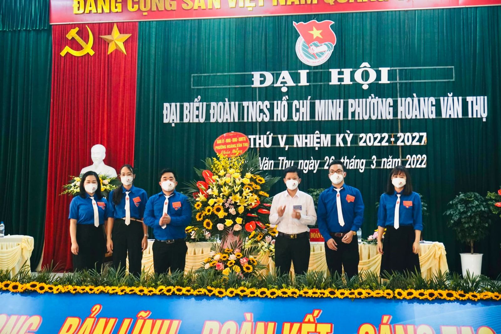 Lãnh đạo Đảng ủy tặng hoa chúc mừng Đại hội