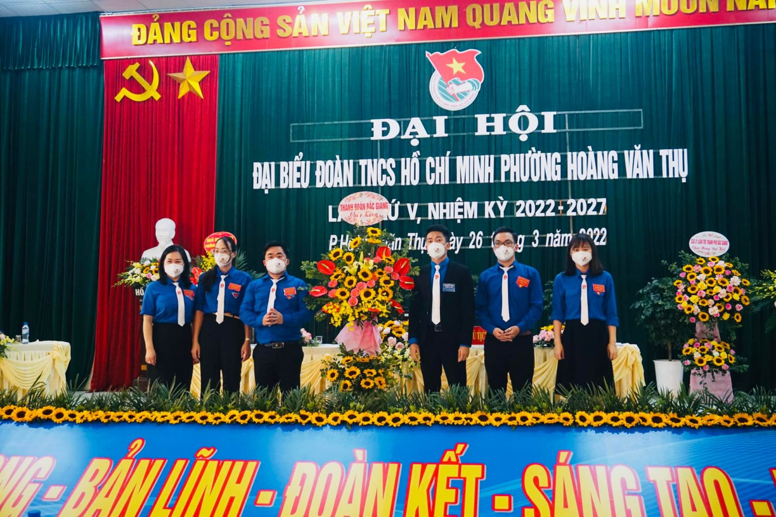 Lãnh đạo Thành đoàn tặng hoa chúc mừng Đại hội