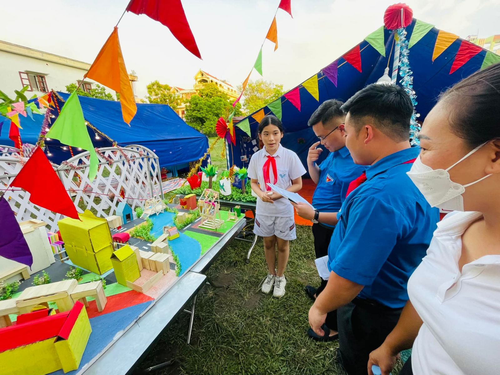 Ban giám khảo đi chấm trại các đơn vị