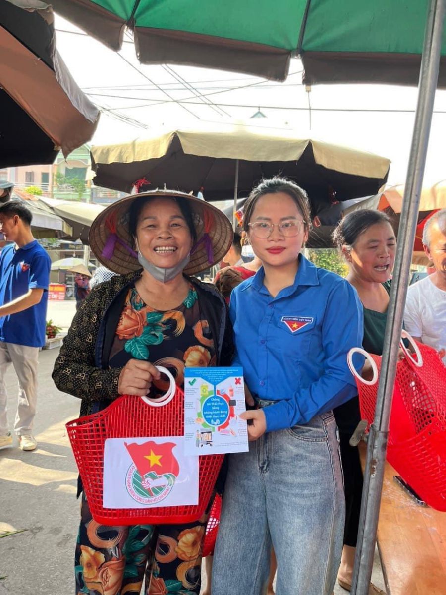 Có thể là hình ảnh về 3 người và văn bản