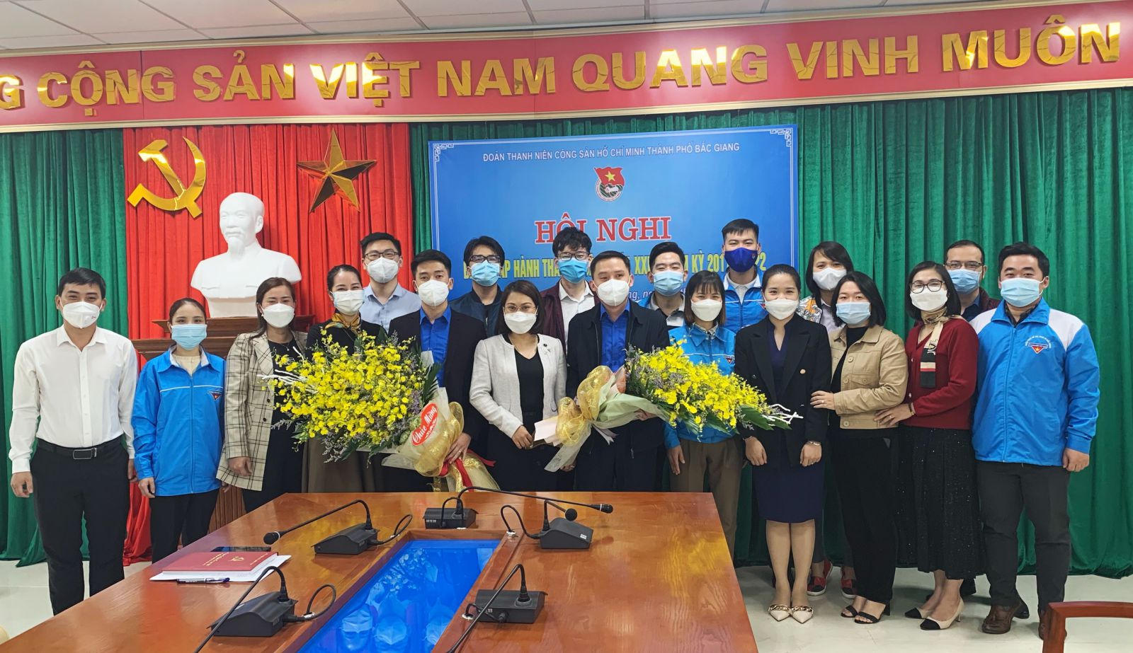 Ban Chấp hành Thành đoàn tặng hoa chúc mừng đồng chí Lương Văn Huy - Tân Bí thư Thành đoàn và tặng hoa chia tay đồng chí Vũ Tuấn Anh – Nguyên Bí thư Thành đoàn