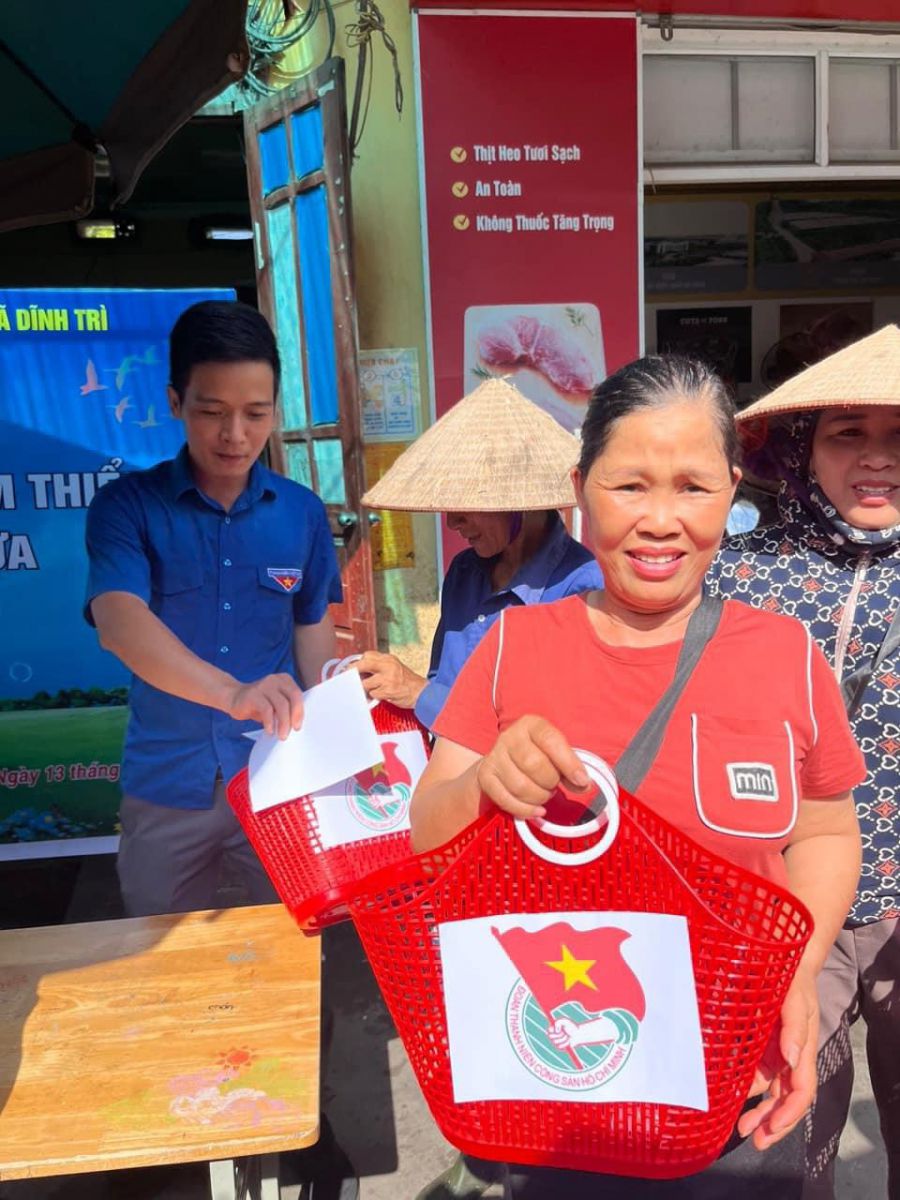 Có thể là hình ảnh về 4 người và văn bản