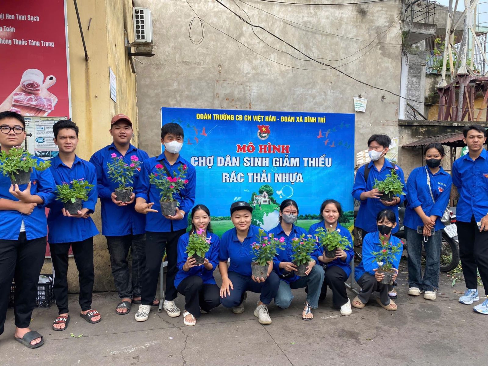 Có thể là hình ảnh về 12 người và văn bản