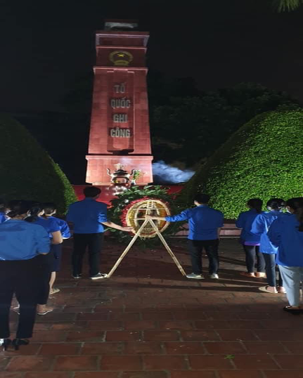 Đoàn xã Đồng Sơn dâng vòng hoa tưởng nhớ các anh hùng liệt sỹ đêm 26/7/2021