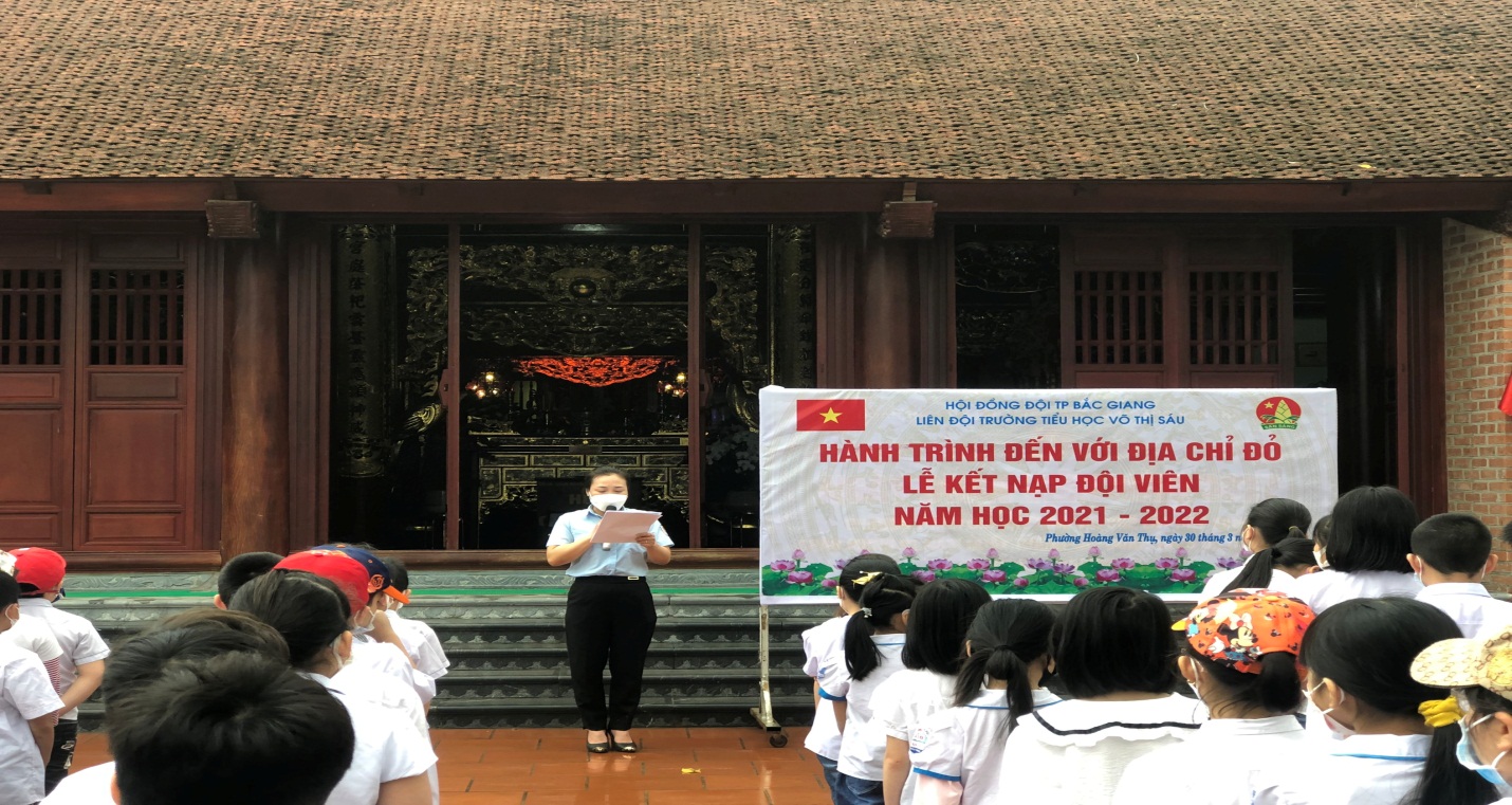 ​ Cô TPT Nguyễn Thị Vân Thảo lên đọc quyết định kết nạp đội viên  ​