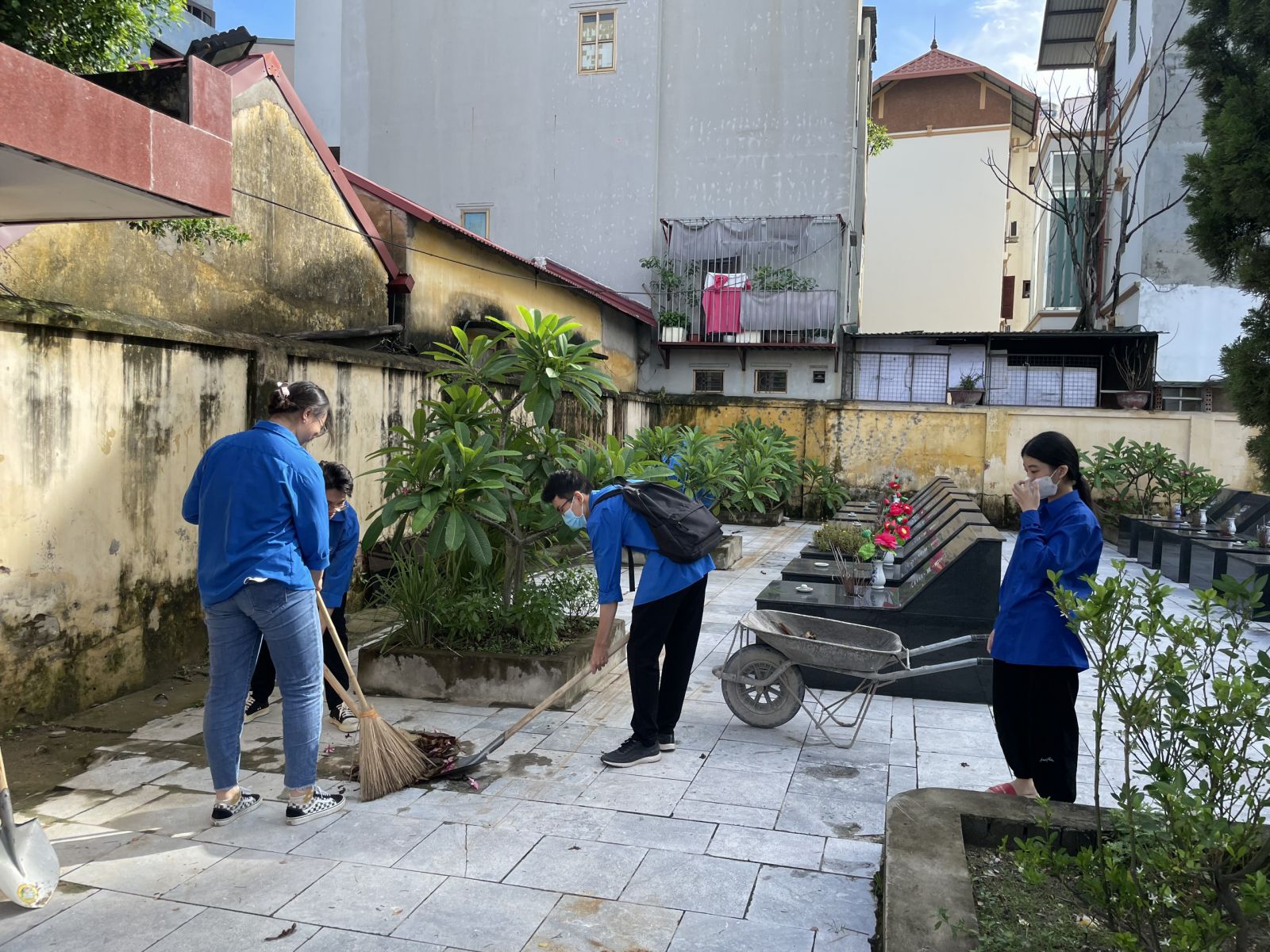 Đoàn phường tổ chức dọn vệ sinh tại nghĩa trang phường