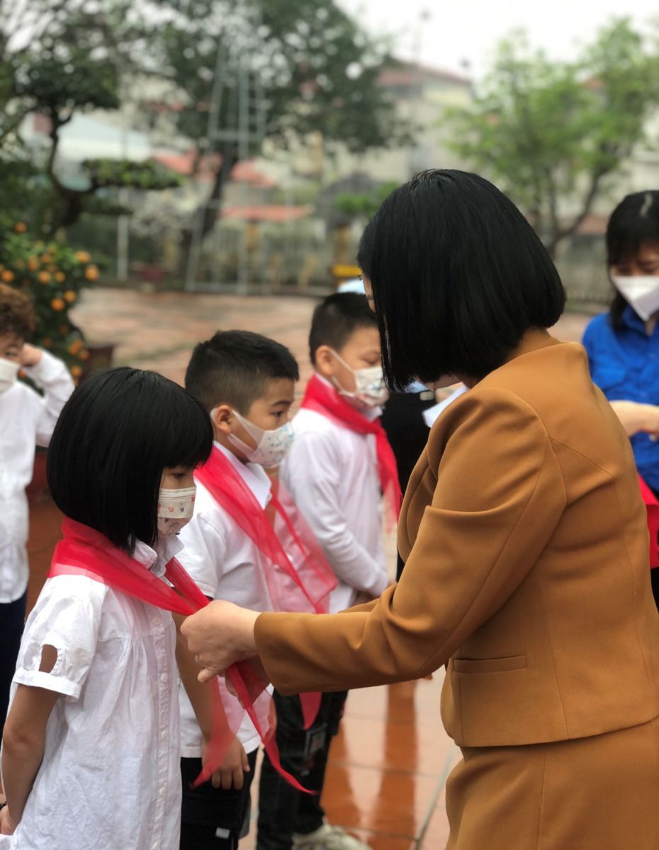 Cô Hoàng Thị Anh, P.Hiệu trưởng nhà trường trao khăn quàng cho các em.