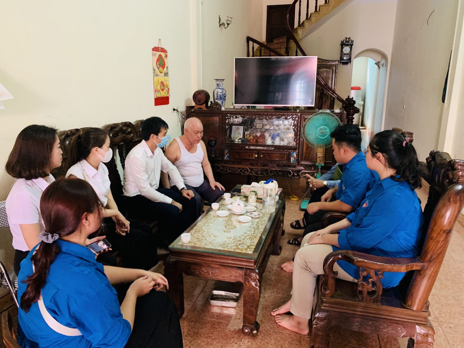 Đoàn phường phối hợp với chi đoàn Công ty thuế Đông Bắc tặng quà cho gia đình có công với cách mạng