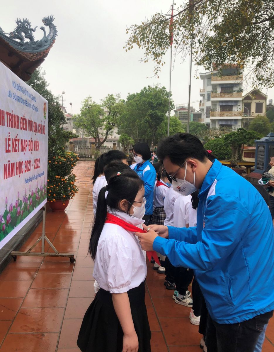 Anh Đặng Đức Thanh, P.Bí thư Đoàn phường trao khăn quàng cho các em.