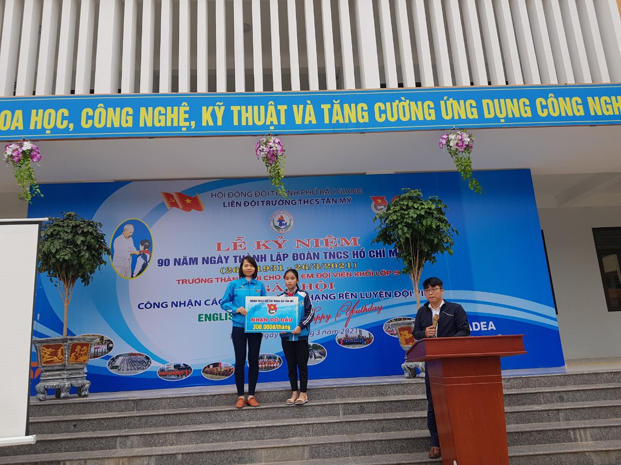 Đoàn xã trao đỡ đầu cho thiếu nhi có hoàn cảnh khó khăn