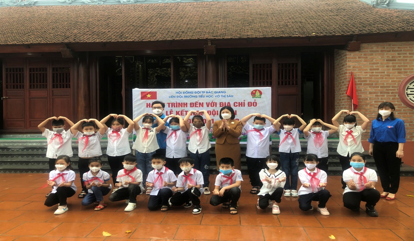 Các đại biểu đã chụp ảnh lưu niệm với các em.